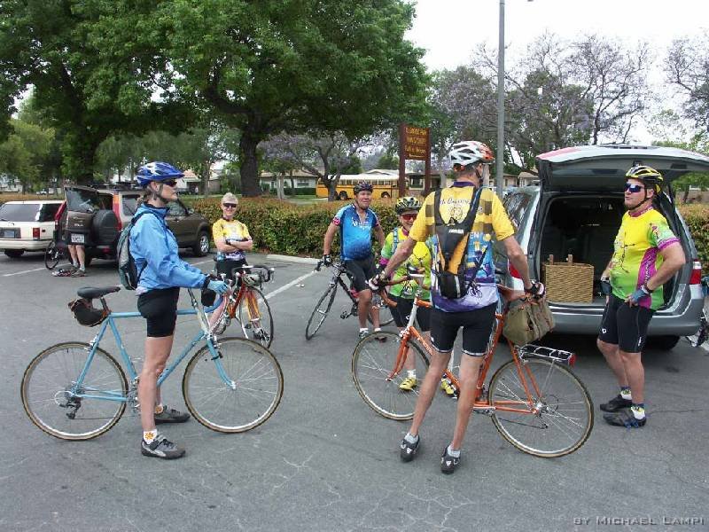 PICT5102 Congregating before the ride